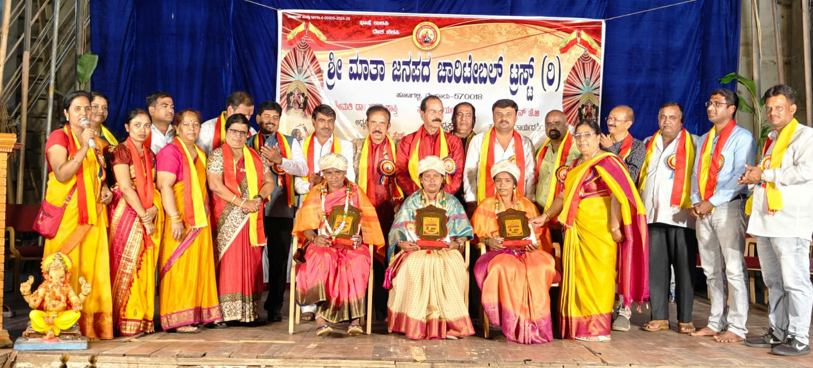 ಪೌರ ಕಾರ್ಮಿಕ ಮಹಿಳೆಯರ ಜೊತೆಗೆ ಸನ್ಮಾನ