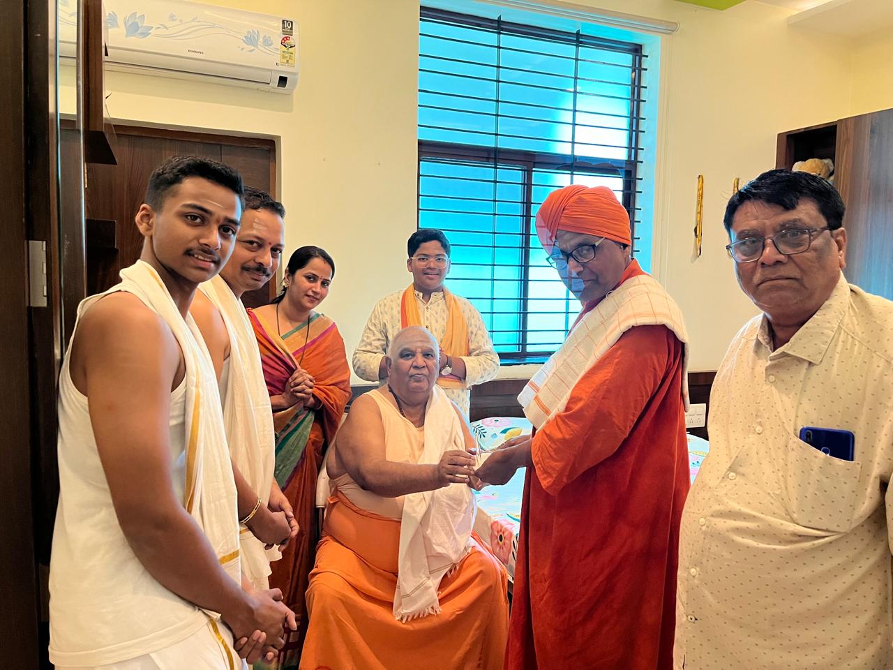 ನೇಗಿಲಯೋಗಿ ಪೂಜ್ಯ ಶಿವಕುಮಾರ ಸ್ವಾಮೀಜಿಯವರಿಗೆ ಬೆಳ್ಳಿ ನೇಗಿಲ ನೀಡಿ ಗೌರವ ಸಮರ್ಪಣೆ