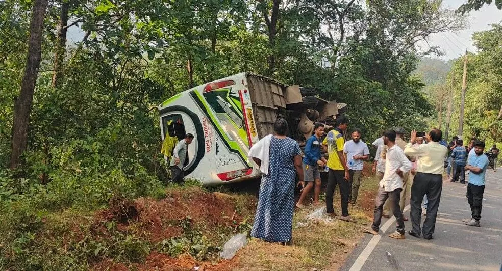 ಪ್ರವಾಸಕ್ಕೆಂದು ಬಂದ ವಿದ್ಯಾರ್ಥಿಗಳ ಬಸ್ ಪಲ್ಟಿ; 45 ಮಂದಿಗೆ ಗಾಯ