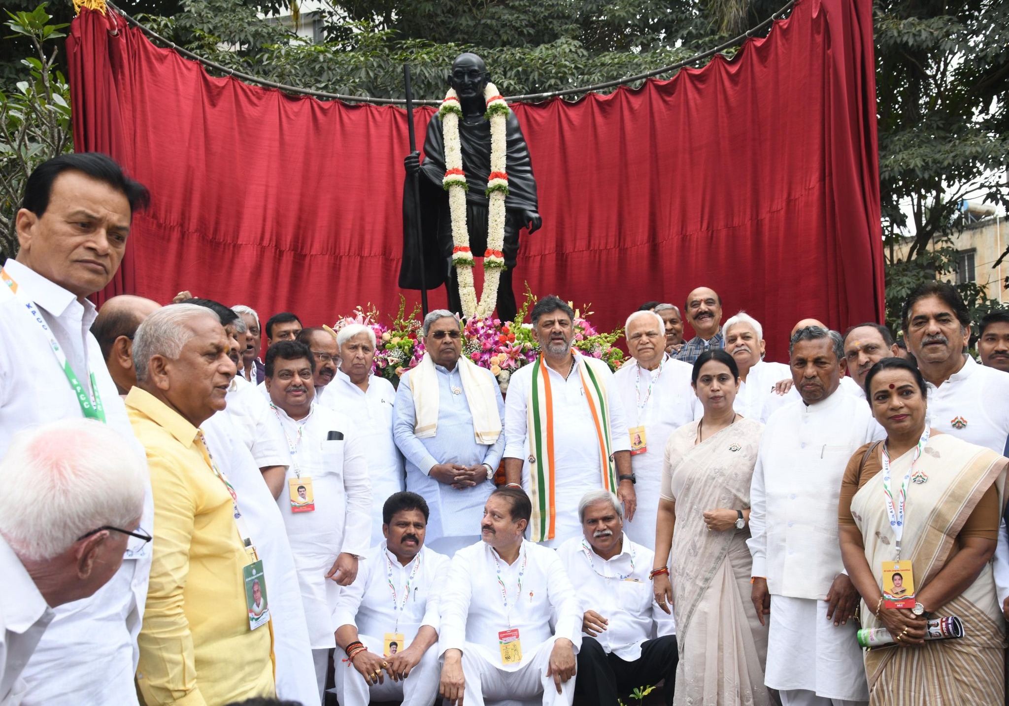 ವೀರಸೌಧದಲ್ಲಿ ಗಾಂಧೀ ಪ್ರತಿಮೆ ಅನಾವರಣಗೊಳಿಸಿದ ಮುಖ್ಯಮಂತ್ರಿ ಸಿದ್ಧರಾಮಯ್ಯ