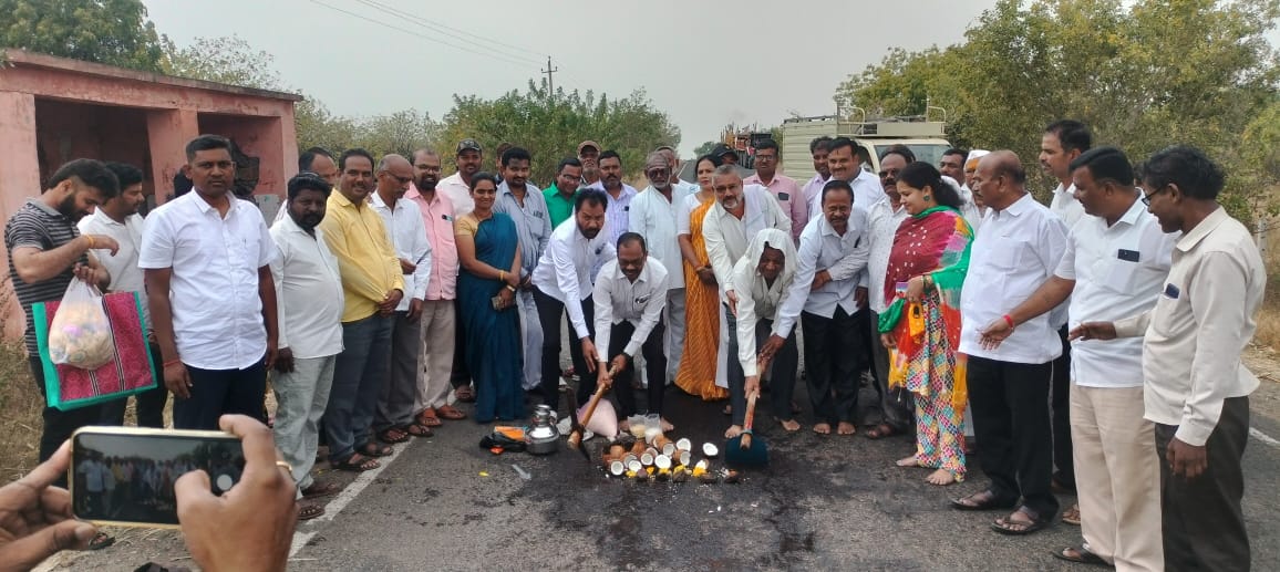 ಸತೀಶ್ ಜಾರಕಿಹೊಳಿ ಅವರ ಅನುದಾನದಲ್ಲಿ ಭೂಮಿ ಪೂಜೆ ಗುದ್ದಲಿ ಪೂಜೆಗೆ ಚಾಲನೆ