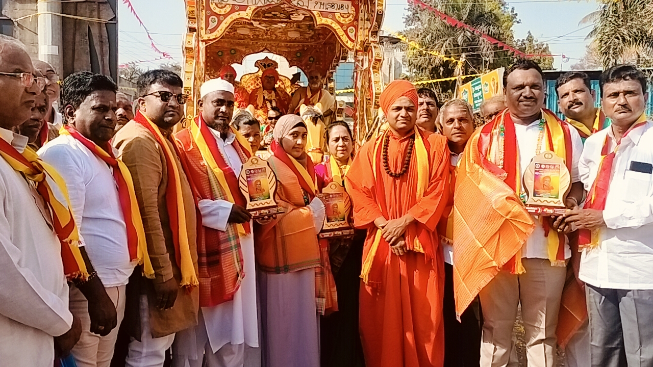 ಗಡಿ ಭಾಗದಲ್ಲಿ ಕನ್ನಡ ಶಾಲೆಗಳು ಉಳಿಯಬೇಕು: ಚಂದ್ರಶೇಖರ ಶಿವಾಚಾರ್ಯ ಮಹಾಸ್ವಾಮಿಗಳು
