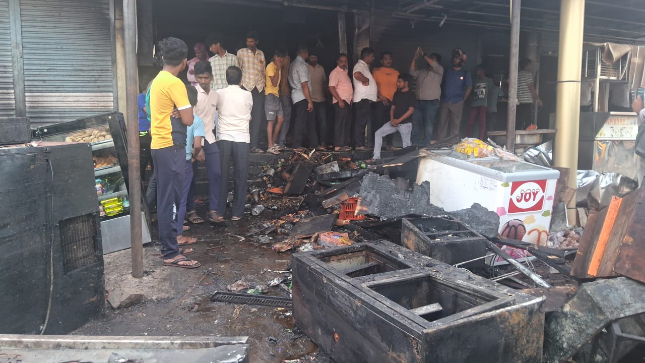 ನಿಡಸೋಸಿ ಗೇಟ್ ಬಳಿಯ ಅಯ್ಯಂಗಾರ ಬೇಕರಿಯಲ್ಲಿ ವಿದ್ಯುತ್ ಶಾರ್ಟ್ ಸರ್ಕ್ಯೂಟ್