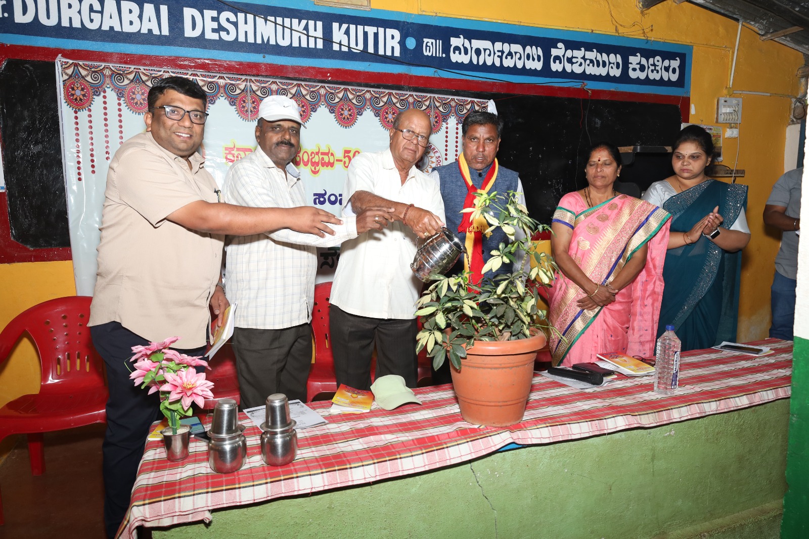 ಕಾವ್ಯದ ಭಾಷೆ ಓದುಗರ ಮುಟ್ಟುವಂತಿರಬೇಕು: ಡಾ.ಪ್ರಕಾಶ ಹೊಸಮನಿ