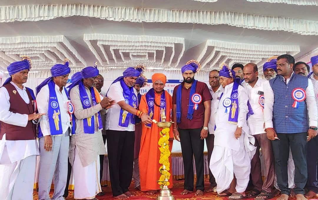ಕುಲಗೋಡದಲ್ಲಿ ಡಾ.ಅಂಬೇಡ್ಕರ್ ಜಯಂತಿ ಅಂಗವಾಗಿ ನಡೆದ ದಲಿತೋತ್ಸವದಲ್ಲಿ ಬಾಲಚಂದ್ರ ಜಾರಕಿಹೊಳಿ