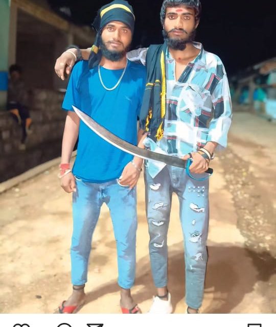 ಹುಕ್ಕೇರಿ: ತಲ್ವಾರ್ ಹಿಡಿದು ರಸ್ತೆ ಮಧ್ಯದಲ್ಲಿ ಯುವಕರ ಅಟ್ಟಹಾಸ
