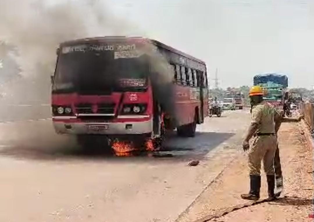 ಚಲಿಸುತ್ತಿದ್ದ ಬಸ್‌ಗೆ ಬೆಂಕಿ:ಪ್ರಯಾಣಿಕರು ಪ್ರಾಣಪಾಯದಿಂದ ಪಾರು