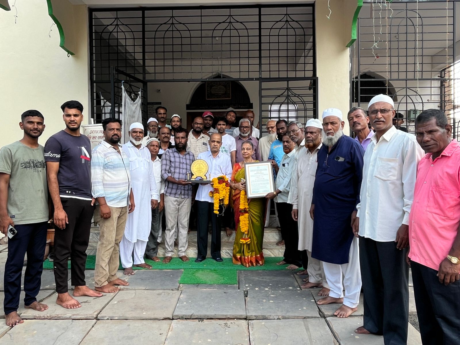 ಬಡವರಿಗಾಗಿ ಸುಮಾರು ಐವತ್ತು ವರ್ಷಗಳಿಂದ ಸೇವೆ ಸಲ್ಲಿಸುತ್ತಿದ್ದ ಡಾ.ವಿಠ್ಠಲ್ ಭಾಂದುರ್ಗೆ ಅವರಿಗೆ ಗೌರವ ಸನ್ಮಾನ