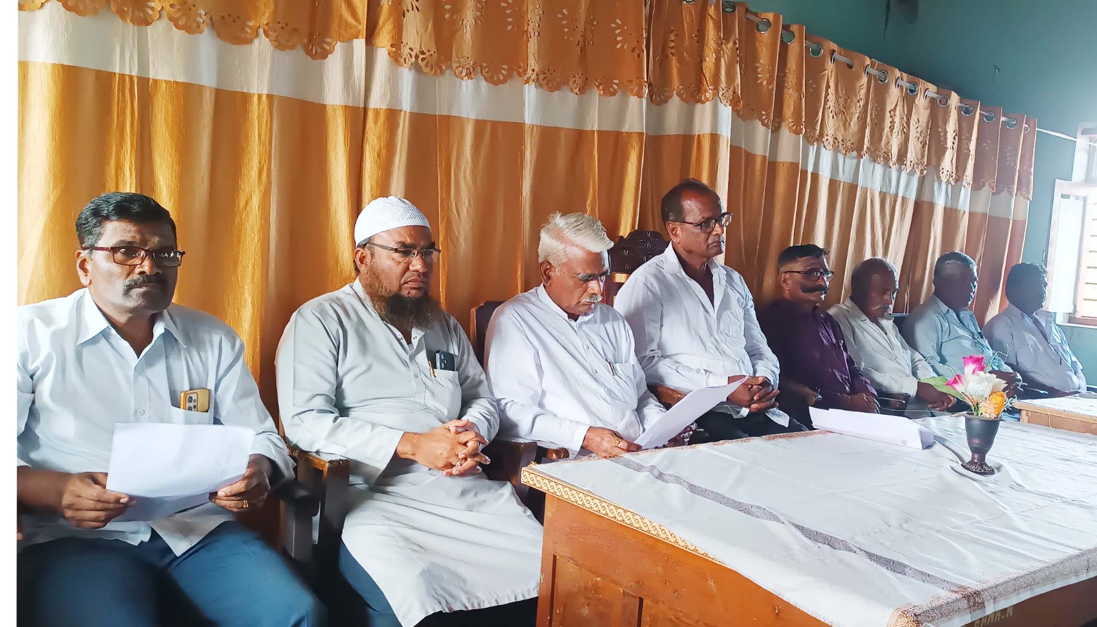 ಪಿಕೆಪಿಎಸ್ ಸಂಘದ ಸಭಾಭವನದಲ್ಲಿ ರೈತರ ತುರ್ತು ಸಭೆ; ಉಳ್ಳಾಗಡ್ಡಿ ಖಾನಾಪೂರದಲ್ಲಿ ಇನ್ನೊಂದು ಪಿಕೆಪಿಎಸ್ ಸಂಘ ಬೇಡ: ಸಭೆಯಲ್ಲಿ ರೈತರ ಅವಿರೋಧ ವ್ಯಕ್ತ…!