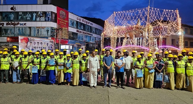 ಗೋಕಾಕ: ಪೌರಕಾರ್ಮಿಕರಿಗೆ ಡಾ. ಮಹಾಂತೇಶ ಕಡಾಡಿ ಅವರಿಂದ ರೇನ್ಕೋಟ್ ಉಡುಗೊರೆ