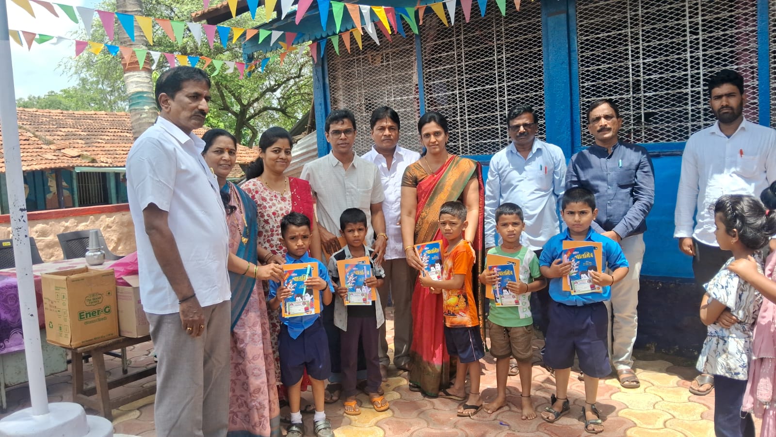 ಶಂಕರರಾವ್ ಭಾಂದುರ್ಗೆ ಅವರ ಪುಣ್ಯ ಸ್ಮರಣೆ ನಿಮಿತ್ಯ ವಿದ್ಯಾರ್ಥಿಗಳಿಗೆ ನೋಟ್ ಬುಕ್ ಪೆನ್ ವಿತರಣೆ