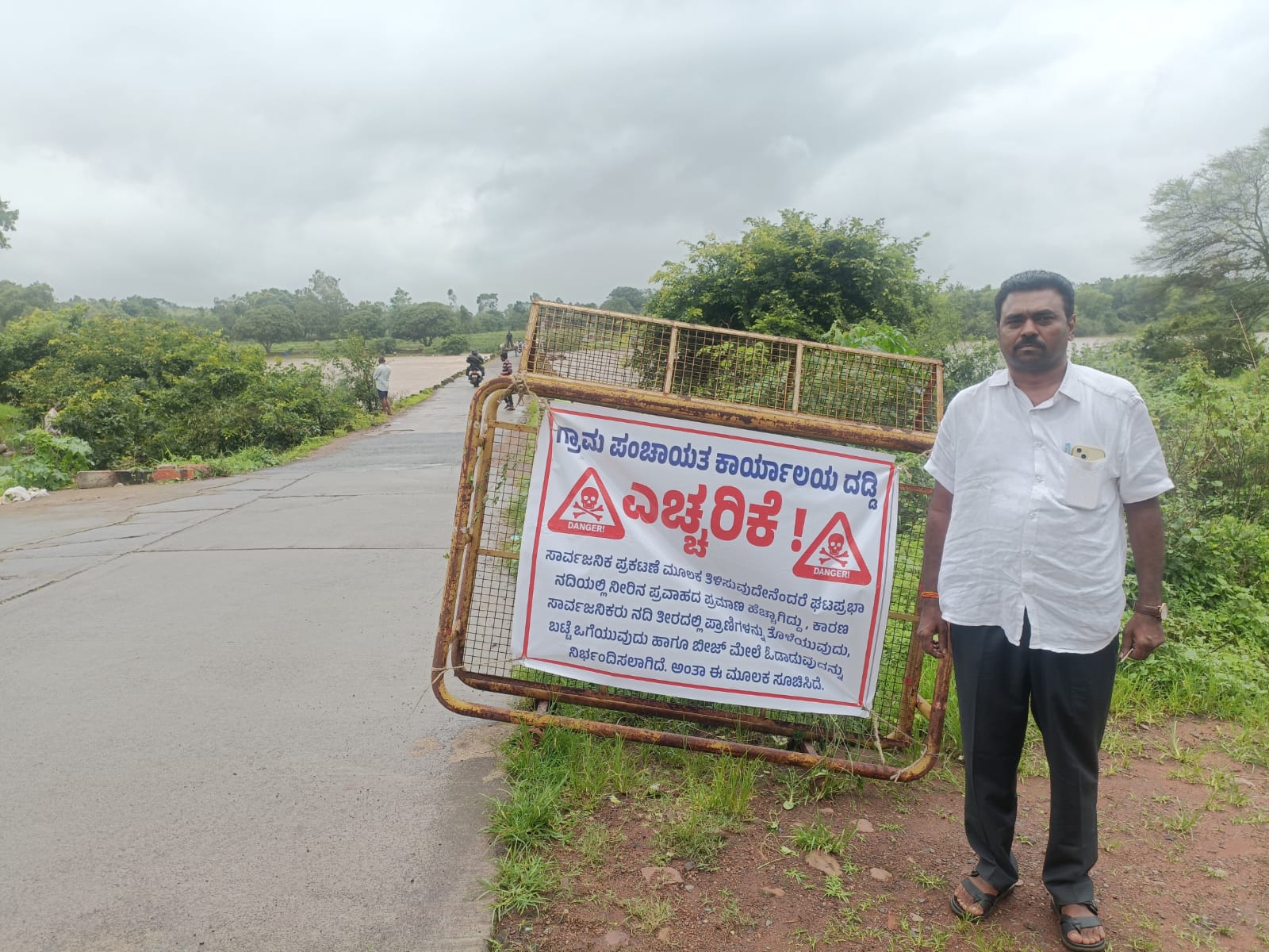 ಘಟಪ್ರಭಾ ನದಿಯ ಬ್ರಿಜ್-ಕಮ್-ಬ್ಯಾರೇಜ್‌ಗಳನ್ನು ಪರಿಶೀಲಿಸಿದ ಕಂದಾಯ ನಿರೀಕ್ಷಕರು