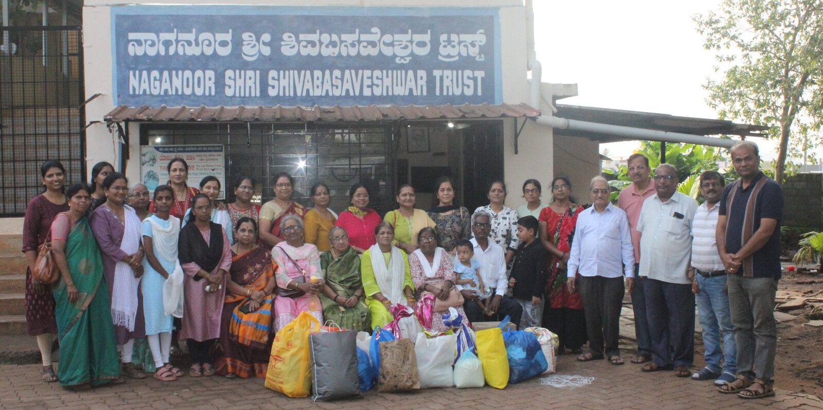 ಪತಂಜಲಿ ಯೋಗ ಸಮಿತಿ ಬೆಳಗಾವಿಯ ಯೋಗ ಶಿಕ್ಷಕರಿಂದ ವೃದ್ಧಾಶ್ರಮಕ್ಕೆ ಭೇಟಿ ಹಾಗೂ ಹಿರಿಯರಿಗೆ ಧವಸ-ಧಾನ್ಯ ವಿತರಣೆ