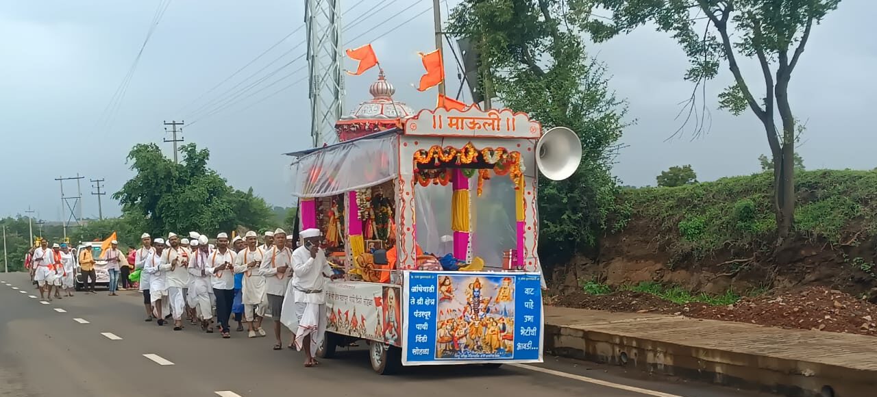 ವಿಠ್ಠಲ ಭಕ್ತರಲ್ಲಿ ಭಕ್ತಿ ಸಾಗರ: ಮಳೆ ಲೆಕ್ಕಿಸದೇ ಪಂಢರಪುರದತ್ತ ಪಾದಯಾತ್ರೆ
