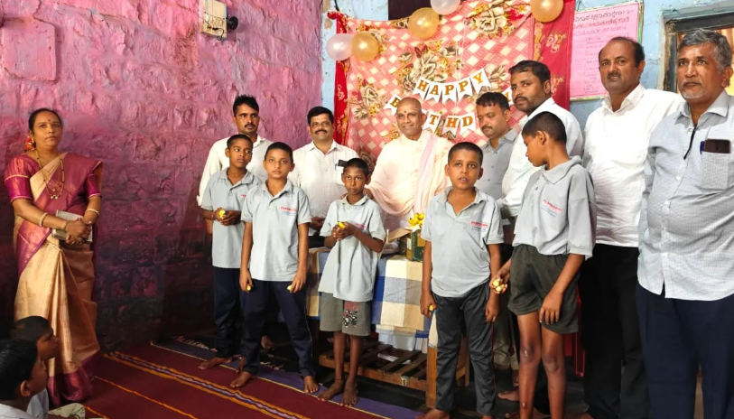 ಬುದ್ಧಿಮಾಂದ್ಯ ಮಕ್ಕಳೊಂದಿಗೆ ಜನ್ಮದಿನ ಆಚರಿಸಿಕೊಂಡ ಶ್ರೀ ಮಲ್ಲಯ್ಯ ಮಹಾಸ್ವಾಮಿಗಳು