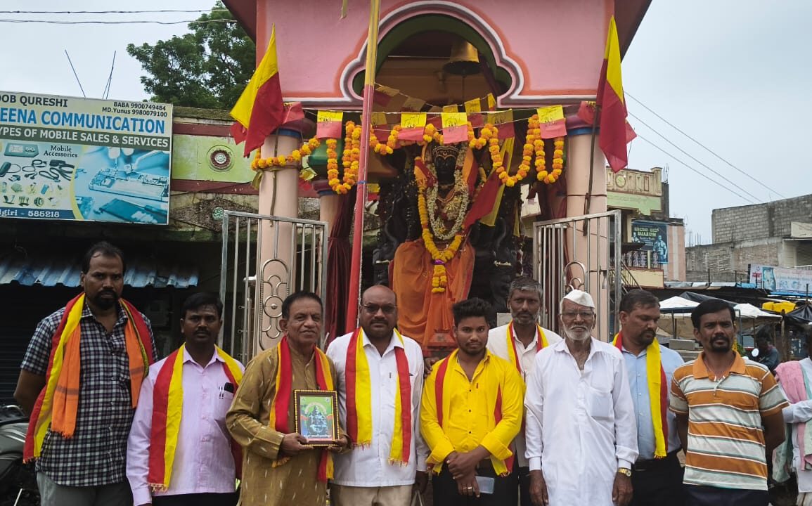 ಕನ್ನಡ ತಾಯಿ ಭುವನೇಶ್ವರಿ ಪೂಜೆ: ಕರವೇ ಗೌರವಾಧ್ಯಕ್ಷ ವಿಜಯಕುಮಾರ್ ಅವರ ಸಹ ಭಾಗಿತ್ವ