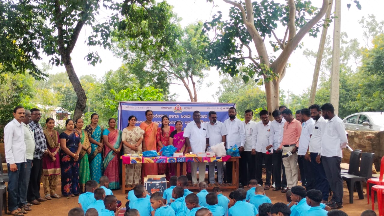 ಮಾಜಿ ಸಚಿವ ಎ.ಬಿ. ಪಾಟೀಲರ 73ನೇ ಹುಟ್ಟುಹಬ್ಬ: ಹಿಡಕಲ್ ಡ್ಯಾಮ್‌ನಲ್ಲಿ ಸಿಹಿ, ಹಣ್ಣು-ಹಂಪಲು ವಿತರಣೆ