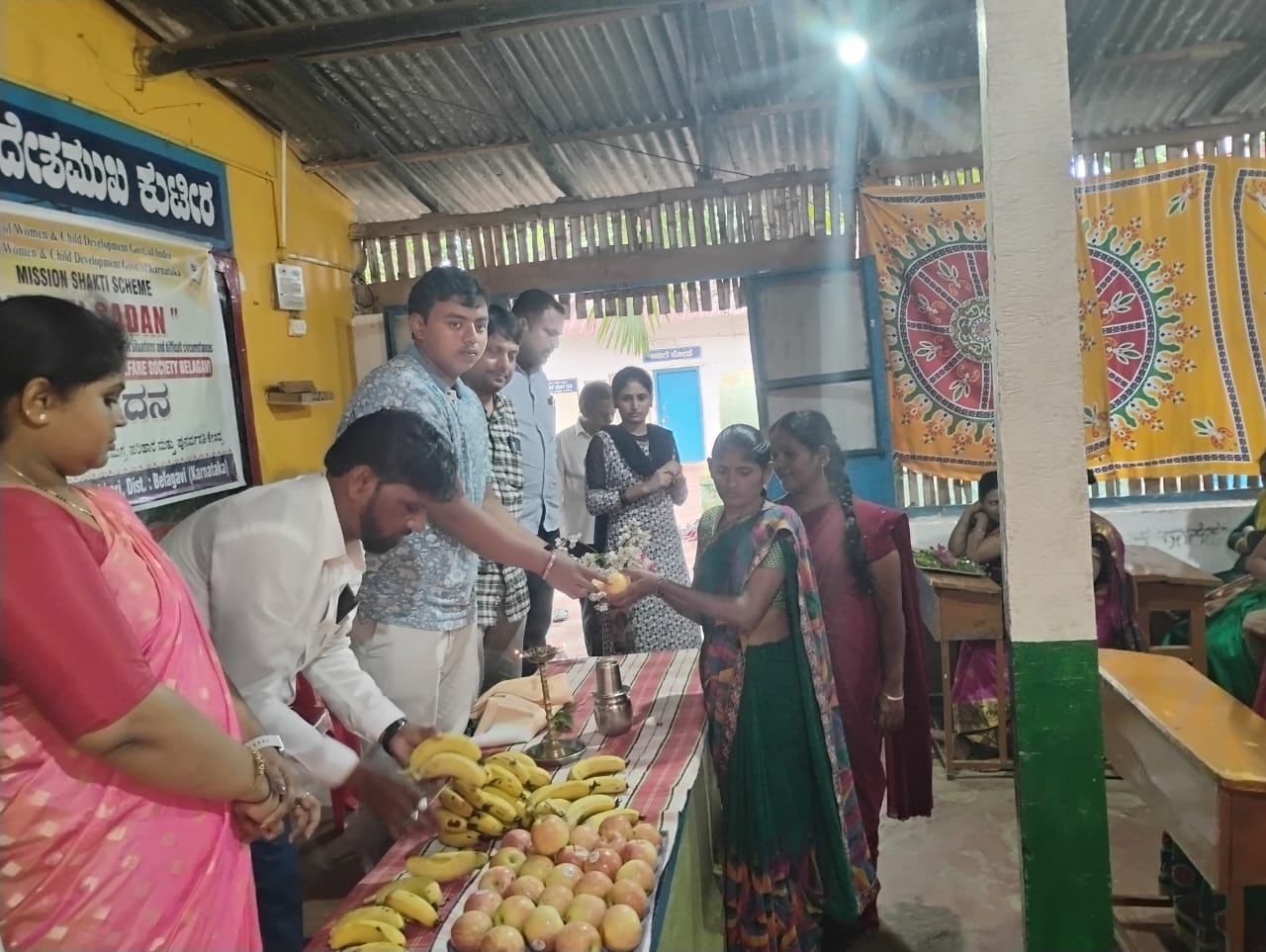 ರವೀಂದ್ರ ಜಿಂಡ್ರಾಳಿ ಅವರ 51ನೇ ಹುಟ್ಟುಹಬ್ಬ: ಹಿಡಕಲ್ ಡ್ಯಾಂನಲ್ಲಿ ಹಣ್ಣು-ಹಂಪಲು ವಿತರಣೆ