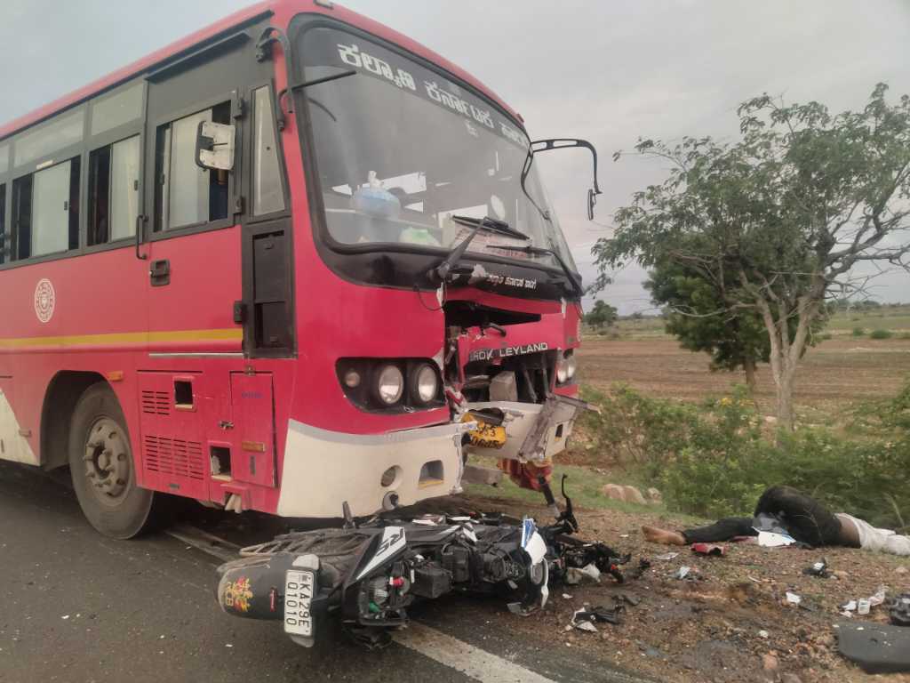 ಬೈಕ್ ಮತ್ತು ಬಸ್ ಮುಖಾಮುಖಿ ಡಿಕ್ಕಿ ಭೀಕರ ಅಪಘಾತ: ಬೈಕ್ ಸವಾರ ಸ್ಥಳದಲ್ಲೇ ದುರ್ಮರಣ